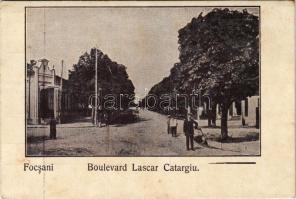 1917 Focsani, Foksány; Boulevard Lascar Catargiu / street view (glue marks)