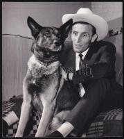 1966 Pézsa Tibor világbajnok vívó kutyájával sajtófotó 10x10 cm
