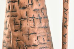 Réz iparművész váza, kézzel kalapált, jelzés nélkül, m: 33,5 cm