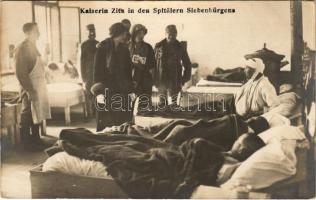 Kaiserin Zita in den Spitälern Siebenbürgens / Zita királyné egy erdélyi kórházban sebesült katonákkal. Phot. Br. Schuhmann Wien 1918