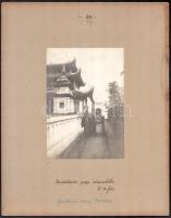 cca 1920 Buddhista pap síremléke + színésznők, 2 db kartonra kasírozott távol-keleti fotó, feliratozva, 17×12 cm