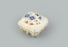 Zsolnay búzavirágmintás porcelán bonbonier, kézzel festett, jelzett, mázhajszálrepedésekkel, 7,5×7,5 cm
