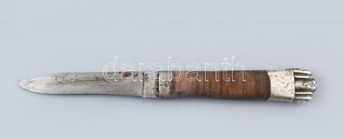 Mongol kés, ezüst (Ag) végű markolattal, ezüstveretes bőr hüvellyel, h: 21 cm, rajta ezüst lánc, fen...