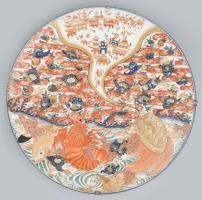 Imari tál porcelán, öblében máz alatti kékkel, máz felett vörössel és arannyal festett állati motívumok. Korának megfelelő kopásokkal. Japán, Arita, Meiji korszak (1868-1912) d: 59 cm