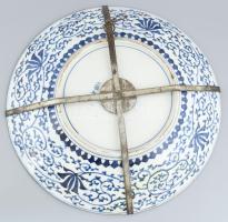 Imari tál porcelán, öblében máz alatti kékkel, máz felett vörössel és arannyal festett állati motívu...