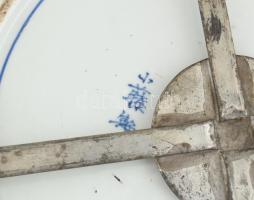 Imari tál porcelán, öblében máz alatti kékkel, máz felett vörössel és arannyal festett állati motívu...