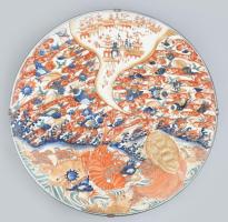 Imari tál porcelán, öblében máz alatti kékkel, máz felett vörössel és arannyal festett állati motívumok. Korának megfelelő kopásokkal. Japán, Arita, Meiji korszak (1868-1912) d: 59 cm