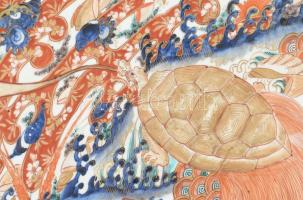 Imari tál porcelán, öblében máz alatti kékkel, máz felett vörössel és arannyal festett állati motívu...