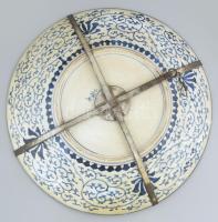 Imari tál porcelán, öblében máz alatti kékkel, máz felett vörössel és arannyal festett állati motívu...