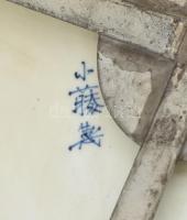 Imari tál porcelán, öblében máz alatti kékkel, máz felett vörössel és arannyal festett állati motívu...