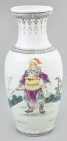 Zhonguo Jingdezhen Zhi Famille Rose kínai váza, 1950 körül, kontúr matricás, kézzel festett porcelán, jelzett, apró kopásnyomokkal, m: 20,5 cm