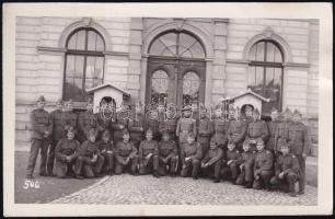 1941 A RS I/7 tüzérezred katonái a laktanya előtt fotólap