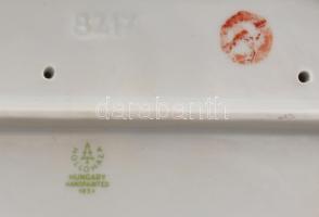 Hollóházi könyvet tartó nő, kézzel festett porcelán, kopásnyomokkal, m:35cm