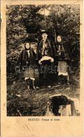 Huculi, Grupa w lesie / Hutsul folklore, group in the forest. Ed. Roman Jasielski (Stanislawów-Jaremcze) (gyűrődés / crease)