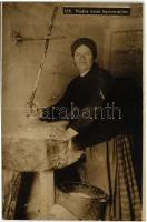Madka beim Kornmahlen / folklore from Galicia and Volhynia, woman grinding corn