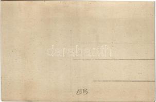 Madka beim Kornmahlen / folklore from Galicia and Volhynia, woman grinding corn