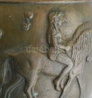 Kimon jelzéssel: Mitológiai jelenetes bronz váza, szép állapotban, m: 18 cm