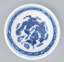 Kínai, sárkányos szakés csésze, kézzel festett porcelán, jelzett, hibátlan, d: 7 cm