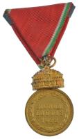 1922. "Magyar Koronás Bronzérem hadiszalagon, kardokkal" aranyozott, jelzett bronz kitünte...