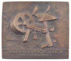 Várhelyi György (1942-) 1983. Várhelyi György / Köszönöm, hogy eljött(él) a Helikon Galériába 1983. április 14-én a kiállításomra megnyitotta Aradi Nóra kétoldalas bronz emlékplakett (65x55mm) T:1-