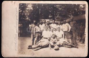 1916 Krems, katonai futballcsapat csoportképe, I. világháborús fotólap, megírva és hazaküldve, 13,5x9 cm