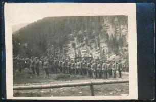 cca 1917 Tábori mise a cs. és kir. 105. gyalogezrednél (K.u.K. Infanterie-Regiment 105.) a Keleti-Kárpátokban (Erdély, Hagymás-hegység, Békás-szoros közelében); I. világháborús fotólap, 14x9 cm