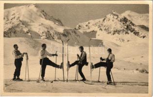 Téli sport, síelők pózolnak / Winter sport, skiers posing. photo (EK)