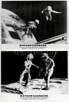 cca 1970 ,,Meteorvadászok című NDK - lengyel tudományos-fantasztikus film jelenetei és szereplői (főszereplő Gojko Mitic), 16 db vintage produkciós filmfotó, ezüst zselatinos fotópapíron, a használatból eredő (esetleges) kisebb hibákkal, 18x24 cm