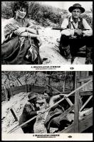 cca 1967 ,,Hallgatag ember című amerikai westernfilm jelenetei és szereplői (főszereplő Paul Newman), 15 db vintage produkciós filmfotó, ezüst zselatinos fotópapíron, a használatból eredő (esetleges) kisebb hibákkal, 18x24 cm