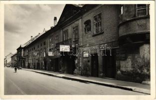 Győr, utcakép, Varga Frigyes gyümölcs-ház, Hölgye Endre bútorasztalos, Atelier Tánciskola, Mézes Kálmánné női szabó, Fejes J. festő, Halász Gyula pék fióküzlete, Smajkovszky J. zongorakészítő üzlete