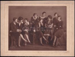 cca 1928 Vajda M. Pál budapesti fényképész műtermében készült felvétel, vintage fotó egy lányosztályról, ezüst zselatinos fotópapíron, 16,8x21,8 cm, karton 21x28 cm