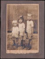 cca 1910 Ismeretlen fotográfus vintage fotója, ezüst zselatinos fotópapíron, 20x8x14 cm, karton (sérült) 26,7x20,8 cm