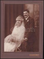 cca 1925 Friedrich János (1874-1959) szentesi fényképész műtermében készült esküvői felvétel, vintage fotó, ezüst zselatinos fotópapíron, 22,8x16,8 cm, karton 28x21 cm