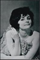 cca 1965 Béres Ilona színművésznő, a Madách Színház tagja, 1 db modern nagyítás a néhai Lapkiadó Vállalat központi fotólaborjának archívumából, 15x10 cm