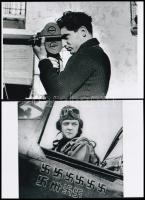 Robert Capa - született Friedman Endre - (1913-1954) felvétele egy angol pilótáról (1941), aki a repülőgépére felrajzolta hány ellenséges gépet lőtt le a légi harcok során, a másik képen a fotóriportert láthatjuk egy filmfelvevő géppel, 2 db modern nagyítás a néhai Lapkiadó Vállalat központi fotólaborjának archívumából, 10x15 cm