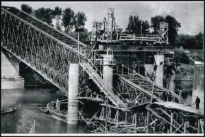 cca 1947 Algyő, a Tiszán átvezető vasúti híd roncsai, 1 db modern nagyítás, 15x10 cm