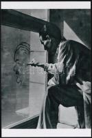 cca 1946 Kassák Lajos festőművész Tildy Zoltán politikusról skiccet készít az ablaküvegen levő párát felhasználva, Lengyel Lajos felvétele, 1 db modern nagyítás, 15x10 cm