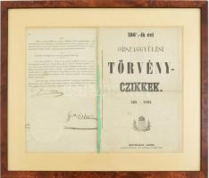 1868 "1865/7-ik évi Országgyűlési Törvényczikkek. XIII.-XVIII. Buda, 1868, M. Kir. Tud. Egyetem Nyomdája." Első kiadás. Egy példánya, paszpartuban, fa keretben, mind két oldalról üvegezett, és megtekinthető. Rajta I. Ferenc József (1830-1916) magyar király és osztrák császár és Andrássy Gyula (1823-1890) magyar miniszterelnök autográf aláírásaival, papírfelzetes viaszpecsét I. Ferenc József birodalmi középcímerével, kis foltokkal, hajtásnyomokkal, paszpartu: 33,5x42,5 cm, keret: 47x56 cm