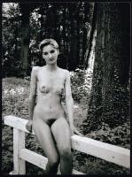 cca 1986 Erdei találka, szolidan erotikus felvétel, 1 db modern nagyítás jelzés nélkül, 23,2x17,2 cm