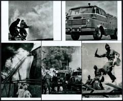 cca 1959 és 1969 között készült felvételek tűzoltókról és az általuk használt járművekről, a néhai Lapkiadó Vállalat központi fotólaborjának archívumából 5 db modern nagyítás, 15x10 cm