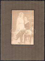 cca 1910 Fiatal osztrák-magyar tengerész feleségével, egyenruháján két kitüntetéssel (Katonai Legénységi Szolgálati Jel / Mozgósítási Kereszt); kartonra kasírozott fotó, jelzett a kartonon, 19,5x12,5 cm