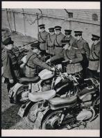1968 Motorszemle a rendőrségen, 1 db modern nagyítás a néhai Lapkiadó Vállalat központi fotólaborjának archívumából, 23,7x17,3 cm