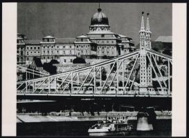 1976 Budai látkép, erőteljes perspektíva ,,tömörítéssel", Járai Rudolf (1913-1993) budapesti fotóriporter keresett egy olyan nézőpontot, ahonnan az Erzsébet híd, a Szabadság híd és a királyi palota együtt ábrázolható, mintha alig pár méter távolságra lennének egymástól, ezt a hatást egy különösen nagyméretű teleobjektívvel érte el, 1 db modern nagyítás a néhai Lapkiadó Vállalat központi fotólaborjának archívumából, 17,3x23,5 cm