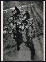 1937 Dulovits Jenő (1903-1972) budapesti fotóművész hagyatékából 1 db modern nagyítás (Kerékpárosok), 23,7x17,3 cm