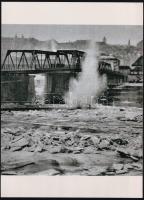 1956 Budapest, robbantás a Kossuth híd lábánál a jégtorlasz miatt, + hozzáadva egy látképet is a hídról, 2 db modern nagyítás a néhai Lapkiadó Vállalat központi fotólaborjának archívumából, 23,7x17,3 cm és 15x10 cm