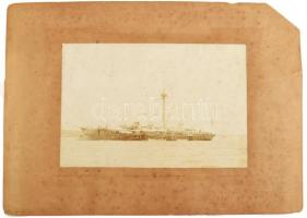 cca 1890 SMS Kronprinz Erzherzog Rudolf, az Osztrák-Magyar Cs. és Kir. Haditengerészet (K.u.K. Kriegsmarine) Kronprinz-osztályú pre-dreadnought csatahajója (Schlachtschiff) Pólánál; nagyméretű, kartonra kasírozott fotó, a kartonon sarokhiánnyal és szakadással, foltos, 31x21 cm (karton: 50x35,5 cm) / cca 1890 SMS Kronprinz Erzherzog Rudolf, Kronprinz-class pre-dreadnought battleship (Schlachtschiff) of the Austro-Hungarian Navy (K.u.K. Kriegsmarine) at Pola / Pula; large-size photo on damaged cardboard, missing corner, spotty