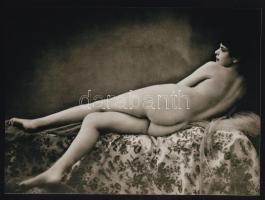 cca 1928 Demeter Károly (1892-1983) budapesti fényképész és fotóművész hagyatékából szolidan erotikus felvétel, 1 db modern nagyítás, 17,7x24 cm