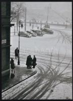 cca 1935 Budapest, a Vigyázó Ferenc utca sarkán, Kinszki Imre (1901-1945) budapesti fotóművész hagyatékából 1 db mai nagyítás, 24x17,7 cm / modern copy of Kinszkis photo