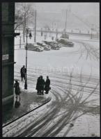 cca 1935 Budapest, a Vigyázó Ferenc utca sarkán, Kinszki Imre (1901-1945) budapesti fotóművész hagyatékából 1 db mai nagyítás, 24x17,7 cm / modern copy of Kinszki's photo