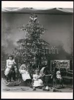 cca 1913 Eger, karácsonyfa gyerekekkel, játékokkal, Gráf Rudolf egri fényképész hagyatékából 1 db mai nagyítás, 24x17,7 cm
